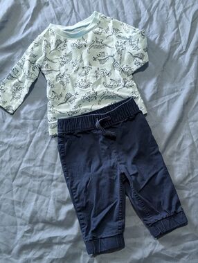 EUC Baby Dino Outfit Infant Size 0-3M *S24